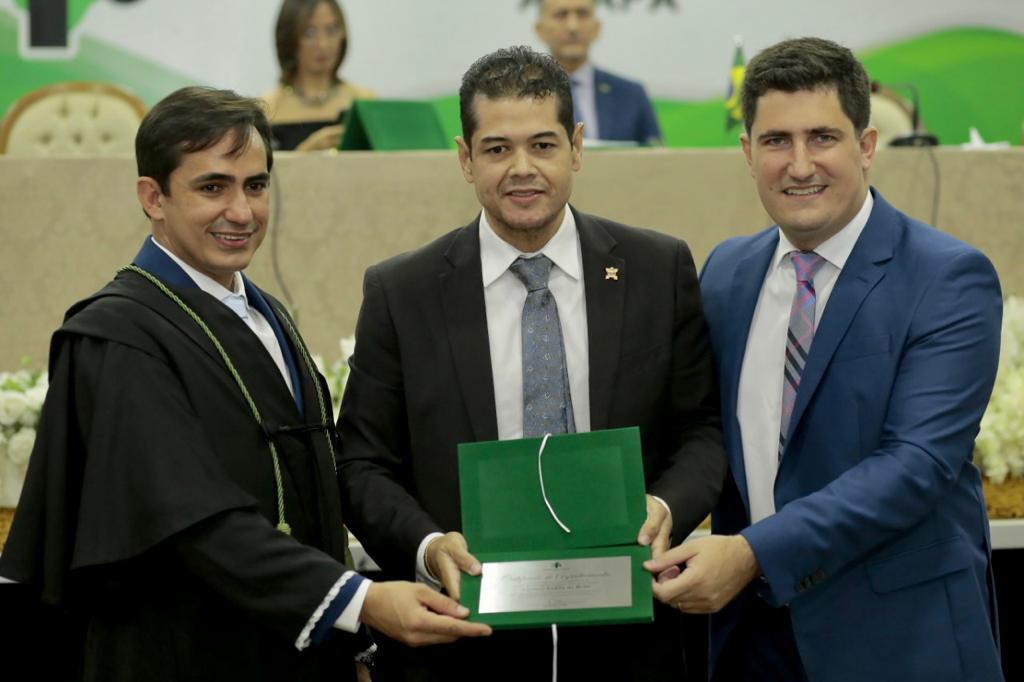 Auriney Brito recebe homenagem da Defensoria Pública do Estado do Amapá